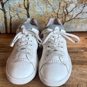 On Cloud The Roger women’s size 10  Sneakers, runners, pickleball, tennis shoes